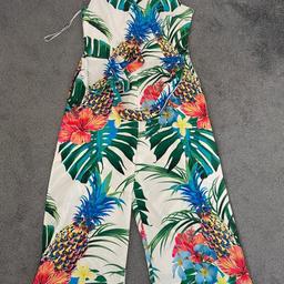 Quiz  Crop Jumpsuit size 10
Great Condition Only Worn Couple Of Times, added a popper to the bust area  which can easily be removed.