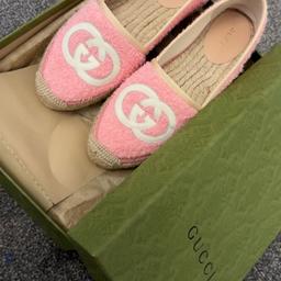 Only worn once!
Beautiful pink shoes
Come with box and dust bag