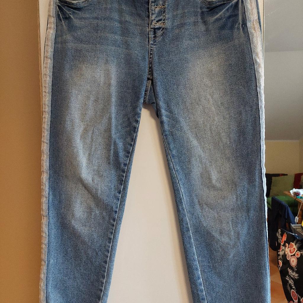 Neue 7/8 Jeans mit Glitzerband an der Seitennaht gr.40