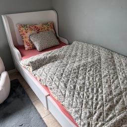 2 mal, Ikea Kinderbett ausziehbar mit minimalen Gebrauchsspuren, Lattenrost dabei auf Wunsch dazu gehörigen Matratze abzugeben
