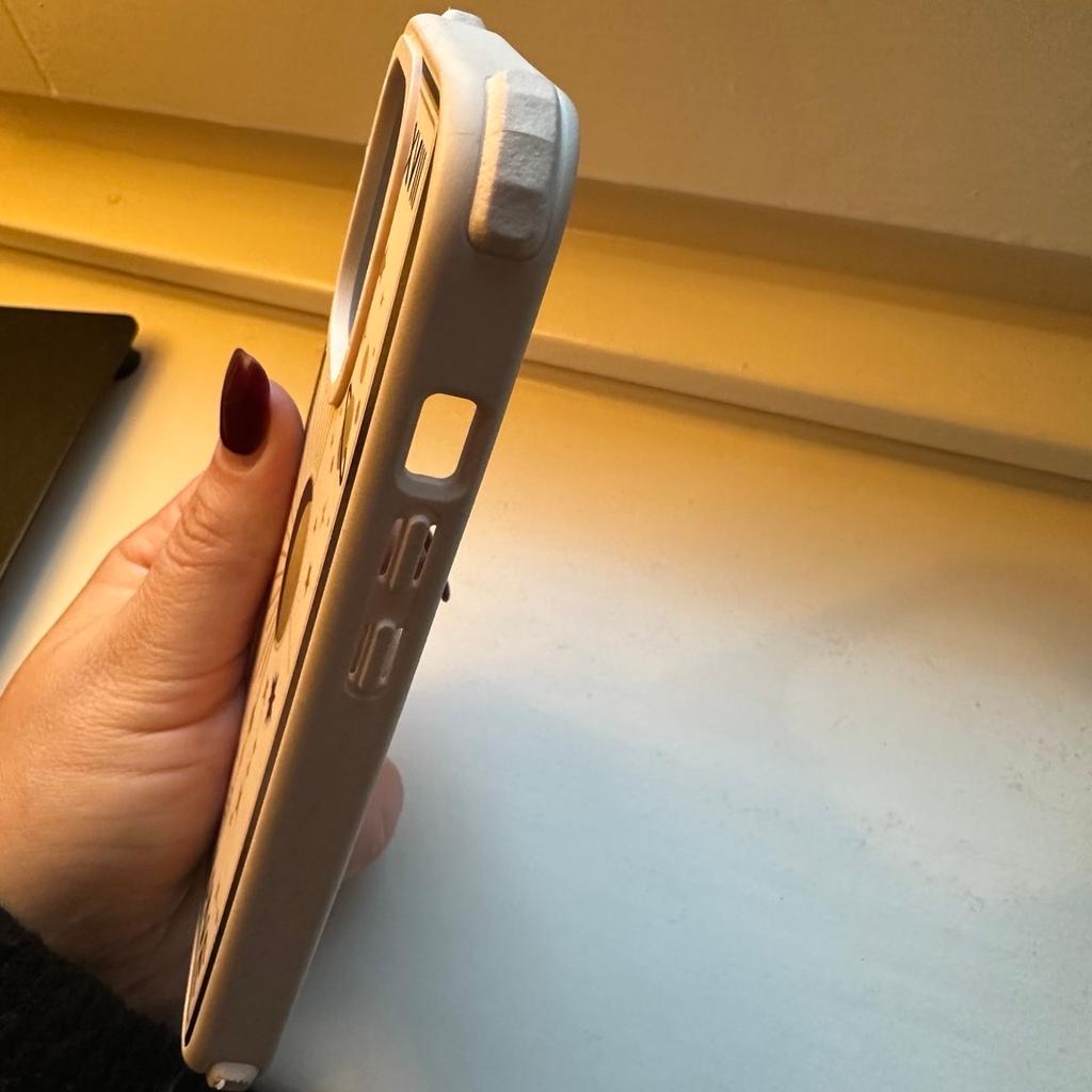 Siehe Bilder, schöne neue Hülle für das iPhone 14 Pro von Casetify Original. Neupreis lag bei 50 €.