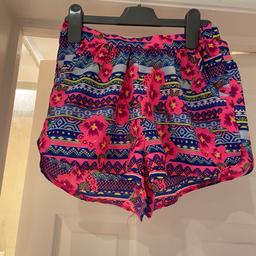 Primark pink multi shorts . Size small. 100% polyester
Elasticated waistband at back 
Excellent condition