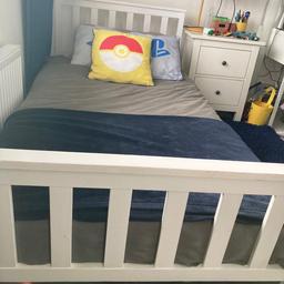 white wooden slatted base single bed.
Great single bed, damage to one of the slats hence the price. could be replaced or still usable without replacing have shown the damage in the photos.

dismantled ready for collection