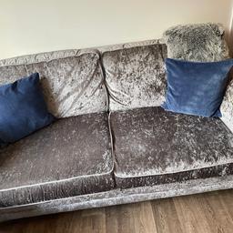 Dfs 3 seater crushed velvet sofa, cuddle chair and puffy (cushion not included)
Selling due to having a new sofa
Viewing’s welcome just message me.
£400 Ono ready to collect