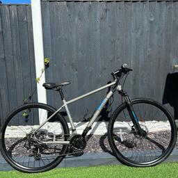 Pinnacle cobalt 1 hybrid mountain bike 

size medium 

700c wheels 
33c tyre’s 

21speed 
Hydraulic brakes front and rear 
 
Only issue is the rear brake has no resistance could just be an easy cheap fox for a great bike.