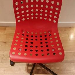 Adjustable office chair in excellent condition.