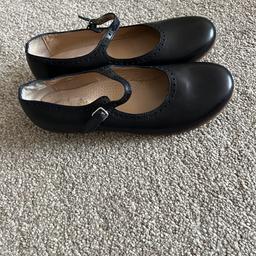 Hi ladies welcome all to this beautiful style comfy Gallucci Patent Leather Mary Jane Ballerinas Size Uk 3 eur 36 in mint condition thanks