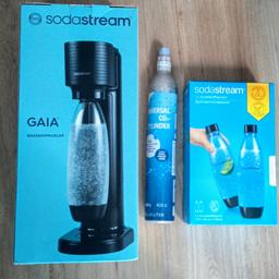 Neues Komplettset SodaStream GAIA (beinhaltet das SodaStream GAIA Gerät inkl Zylinder und 1 Kunststoff Flasche.

Zusätzlich ein 2 er Set neue Ersatzflaschen schwarz und ein neuer Zylinder.

Versand möglich