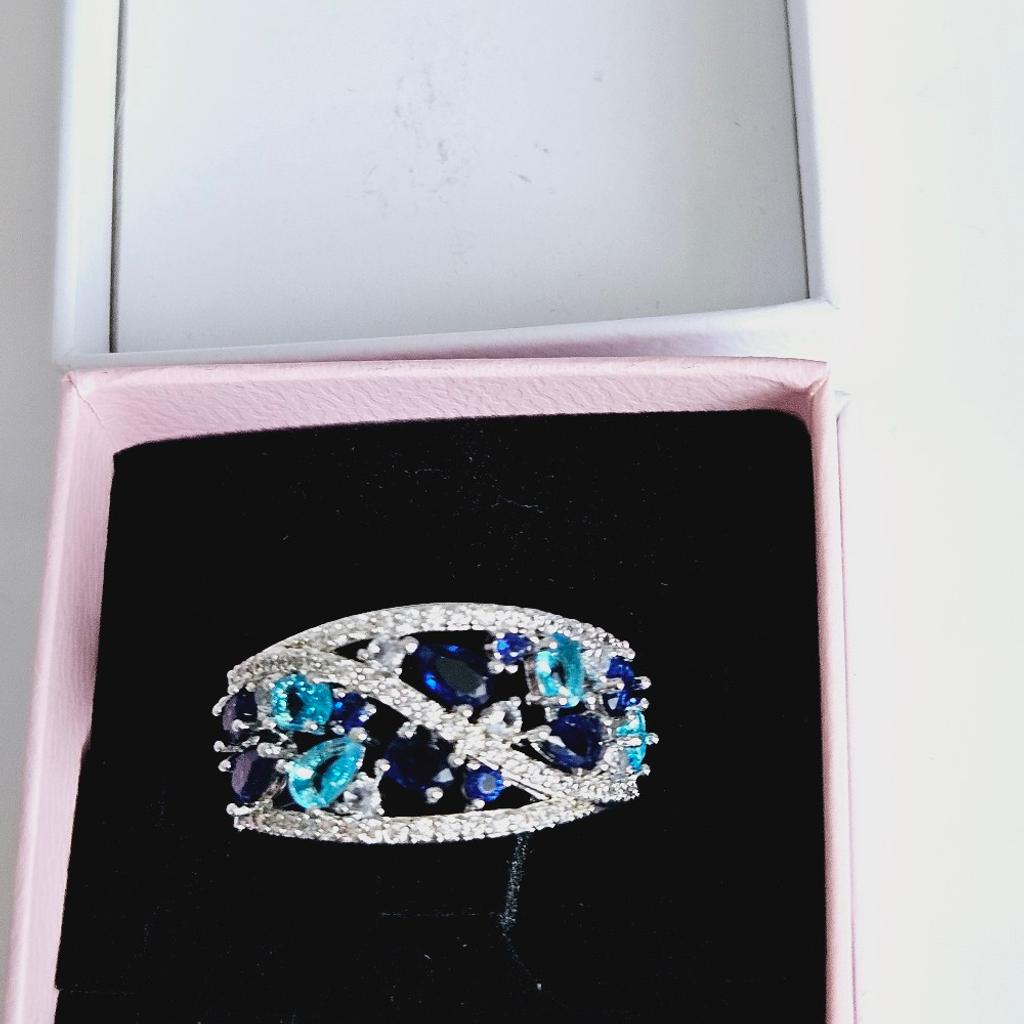 Silver coloured ring with different shades of blue coloured stones, size large..NEW and boxed.. Not pandora.

cash and collection only, thanks.
possible delivery to Conisbrough on Saturday mornings only around 11 am