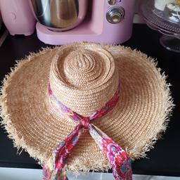 ladies summer straw hat
scarf detail
Good condition
worn once
COLLECTION ONLY