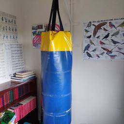 Punch and kick bag with wall mount.
used but no damage 30 bag ideal for martial arts, boxing, karate and kick boxing.
comes with wall mount