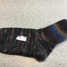 Biete Socken an aus Wolle Handarbeit selbst gestrickt.
Abholung oder Versand zahlt der Käufer