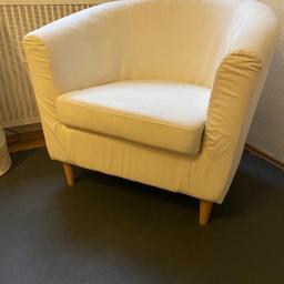 Verkaufe einen cremeweißen Sessel mit Holzbeinen, kaum genutzt, kleinere Flecken siehe Bild