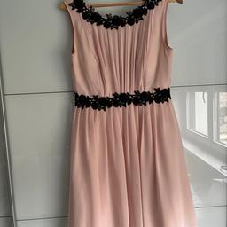 Verkaufe ein rosa Ballkleid/Abendkleid mit schwarzen Applikationen in Blumenoptik. Etwa knielang (bin 1,63) Macht eine schöne Figur rund um die Hüfte.
Zustand top!