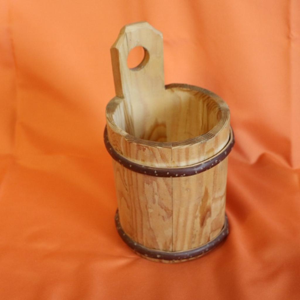Ich verkaufe hier einen schönen Sauna Aufgusskübel aus Holz, mit Holz gebunden.
ca. 17 cm hoch (ohne Henkel) und 14cm im Durchmesser