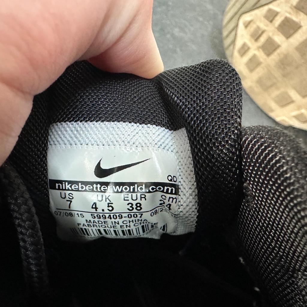 Verkaufe hier häufig getragene Schuhe der Marke Nike in Größe 38.
Zustand bitte den Bildern entnehmen.