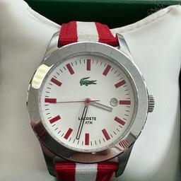 LACOSTE Uhr Unisex 

Gut erhalten 

Rot weißes hybrid Armband 

Obermaterial Textil

Untere Material Leder

Umtausch und Garantie gibt es nicht .