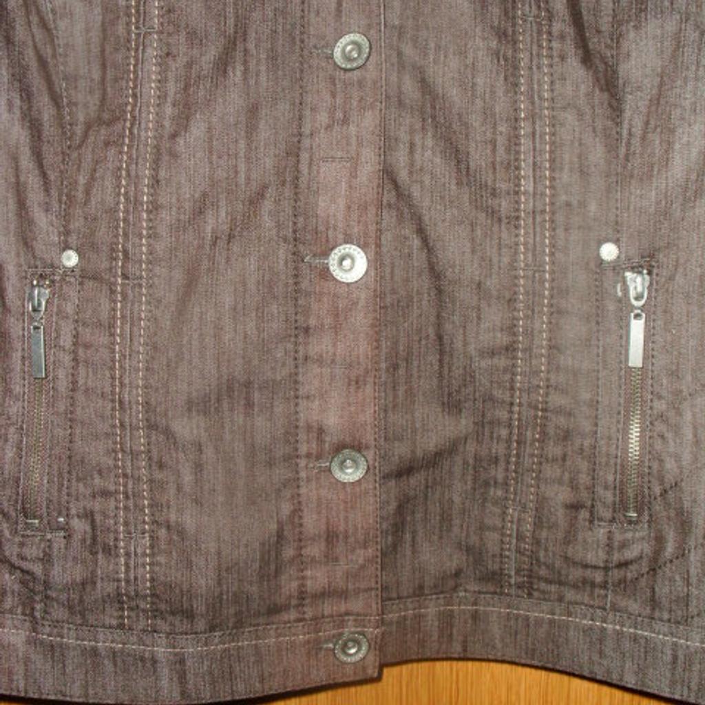 Biete hier eine Jacke von Gina Laura in Größe 44 (L) an. Sie ist dunkelbraun ( wie auf Foto 1) und besteht aus 60% Baumwolle, 38% Polyester und 2% Elasthan. Vorn befindet sich eine durchgängige Knopfleiste. Außerdem zwei schräg angesetzte Taschen mit Reißverschlüssen und zwei Brusttaschen mit Knöpfen. Die Jacke hat die Optik und den Schnitt einer Jeansjacke. Sie wurde nur kurz getragen, leider zu klein, und ist somit sehr gut erhalten.

Festpreis

Weite von Achsel zu Achsel: 57 cm
Länge: 64 cm

Abholung oder zzgl. Versand (innerhalb Deutschlands)