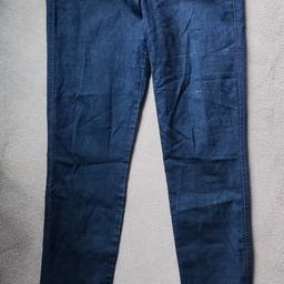 Dunkelblaue Jeans mit schmalem Bein von H&M Divided, dünner Stoff, guter Zustand
Ausgeschrieben mit 40, einfache Bundweite ca. 38cm, Innenbeinlänge ca. 83cm, Außenbeinlänge ca. 106cm
74% Baumwolle, 24% Polyester und 2% Elasthan