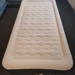 A high quality Airbed, opened but never used.
Plug it in, and the rest is automatic. No effort required.
Also includes travel bag.
Bestway is a premium company in terms of airbeds.
Any questions, enquiries - feel free to ask.