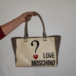 Schöne, große helle Tasche von Moschino. 

Die Tasche ist Neu. 

Abzugeben in Dornbirn Haselstauden.

Versand möglich gegen Aufpreis.

L: ca. 44.5 cm

B: ca. 14 cm

H: ca. 25 cm