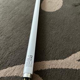 Selling a Osram  5ft T8 Fluorescent tube light fits most household kitchens unused, BRIGHTNESS COOL WHITE 58w power two pin connection, Pick up only thanks.
