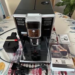Saeco Incanto Kaffeevollautomat.
2 Jahre alt, sehr guter Zustand.
Kaffeevollautomat mit eingebauten Milchbehälter, Pumpendruck 15bar, Keramik - Mahlwerk, 5- stufige Mahlgrad Einstellungen, 5 Intensitätseinstellungen, 6 Kaffeespezialitäten, Profileinstellungen, verstellbare Düse in der Höhe von 150 mm, 2-Tassen-Funktion (Zubereitung von 2 Kaffees gleichzeitig), für Kaffeepulver geeignet, AquaClean Wasserfilter, Kalkindikator, Edelstahlgehäuse, Milchbehälter mit einer Kapazität von 0,5 Liter