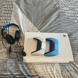 Ps5 with 2 controller and headset.
1 charging cable 
HDMI cable