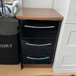 Bedside table wood 
Black gloss drawers with silver handles 
With a good clean it’ll be just like new 
It’s been very well looked after 
Can be bought with wardrobe
42cmD 39cmW 70cmH