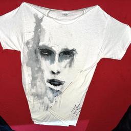 Marilyn Manson limited Edition T-Shirt signiert!
Dieses T-Shirt war Teil des VIP Pakets bei seiner Tour 2012. Dort wurde es auch gleich persönlich von Marilyn Manson signiert.
Es ist ungetragen, da es nur als Dekostück verwendet wurde (kleine Löcher an den Ärmeln, wegen den Nägeln). 
Größe L

*Nichtraucher Haushalt
