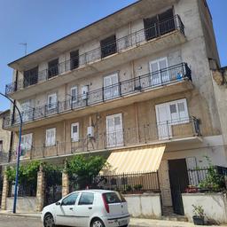Die Wohnung befindet sich im 3 Stock, mit großen langen Balkon. 
Die Wohnung befindet sich in Ribera ( Agrigento) auf der Insel Sizilien, via di Vittorio. 
Es sind ca. 8 km zum Strand. 
3 Minuten zu Fuß erreichbar ist der Stadt Markt und das Krankenhaus.