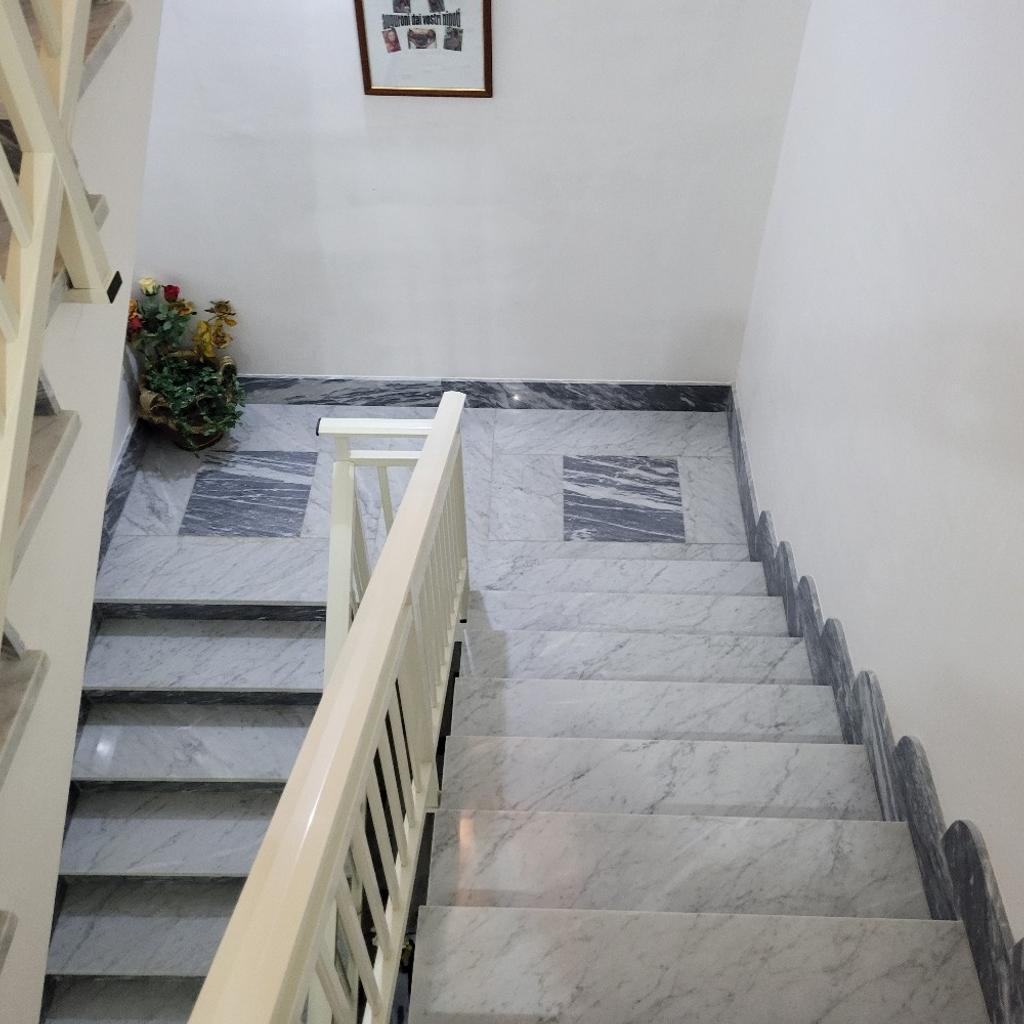 Die Wohnung befindet sich im 3 Stock, mit großen langen Balkon.
Die Wohnung befindet sich in Ribera ( Agrigento) auf der Insel Sizilien, via di Vittorio.
Es sind ca. 8 km zum Strand.
3 Minuten zu Fuß erreichbar ist der Stadt Markt und das Krankenhaus.