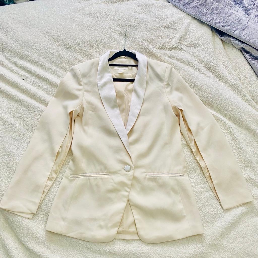 This is a stunning cream tuxedo split sleeve blazer, really makes you stand out from the crowd. Looks smart with leather trousers & a satin cami top. Jacket is fully lined, has One button closure and satin feel collar.
Made from polyester.
Worn once.
Dimensions: chest 18.75” x length 27” x sleeve length 23.25”.
Paid £69.99 for this so grab a bargain.