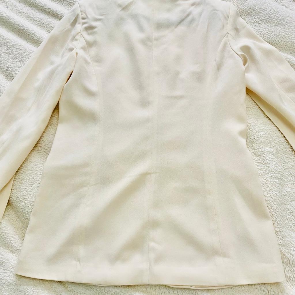 This is a stunning cream tuxedo split sleeve blazer, really makes you stand out from the crowd. Looks smart with leather trousers & a satin cami top. Jacket is fully lined, has One button closure and satin feel collar.
Made from polyester.
Worn once.
Dimensions: chest 18.75” x length 27” x sleeve length 23.25”.
Paid £69.99 for this so grab a bargain.