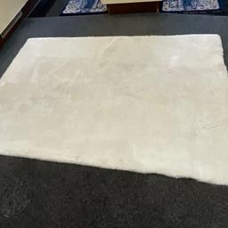 Used: luxurious off white shaggy rug size 125x185cm used good condition £30
Collection le5