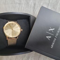 Diese schöne Armani Exchange Uhr in Gold mit Straßsteinen wurde nie getragen und ist in ihrer Originalverpackung mit Beschreibung und Garantie. Funktionstüchtig.

Versand gegen Aufpreis möglich.