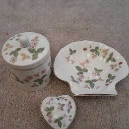 2 small trinket boxes and she'll plate. perfect for dressing table / bathroom