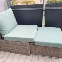 Ausziehbares Lounge-Sofa "Thore" von Tchibo

Maße:
B x H x T Stuhl ca. 58 x 74 x 73 cm
Sitzhöhe mit Kissen ca. 43 cm
Hocker ca. 50 x 30 x 61,5
Höhe mit Kissen ca. 40 cm

ist online zu bestellen bei Tchibo für 299 Euro,
