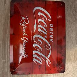 Hallo.

Ich biete hier mein neues Coca Cola Blechschild an.

Größe von dem Schild: 15(L) x 20(B) cm

Würde mich über aufkommende Interesse freuen.