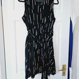 Black and white pattern dress with elasticated tie waist, size 12/14.. like new.

cash and collection only, thanks.
possible delivery to Conisbrough on Saturday mornings only around 11 am.