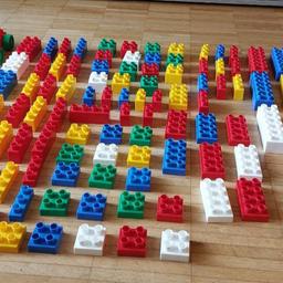 Großes Bauset

Zum Verkauf stehen knapp 130 Bobi Teile, bestehend aus einzelnen Bausteinen, Autos Türen, Fenster, Dachteilen, Quadraten und Rechtecken.

Diese Steine sind nicht mit Lego und Lego Duplo kompatibel, da sie größer sind! Die 124 Boby Teile sind deutlich größer als das Duplo und somit speziell für Kleinkinder super und einfacher zu bespielen als das richtige Lego. Aber auch für Kindergartenkinder ist diese Baugröße noch sehr interessant. Man kann damit super Häuser & Co. bauen
3 (siehe Foto 1, rechts unten) der 127 Teile sind etwas kleiner als die restlichen Bobi-Teile.

Dieser Baukasten stammt aus gepflegten tierlosen Nichtraucherhaushalt und befindet sich noch in sehr guten Zustand.

Versand sowie Übergabe in Wien, 3002 Purkersdorf, 3003 Gablitz oder 3424 Zeiselmauer möglich.