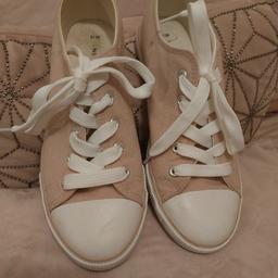 New Look ladies / girls nude pink & white converse style pumps.

Only worn once....so in great condition. 

Size 5.

Cash on collection only from Sutton Coldfield B76. 

Thanks x