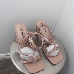 Nude size 6 sandals

Square toe mid heel sandal featuring knot front and lace up tie ankle straps

Nice heel for a long night out