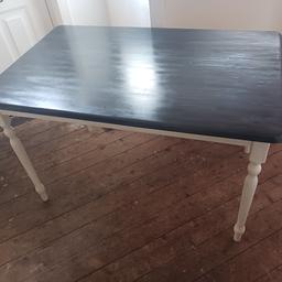 table in good condition, height 29 inch, depth 29 inch lenght 47 inch