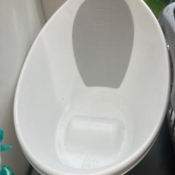 Sit up bath tub.
Suitable from birth Upto 1 year old.
There’s grey padding which makes it comfortable for the baby.
Has a plug at the bottom to unplug the water out.
Water line Upto 2 litres.

Please clean before use, thanks.