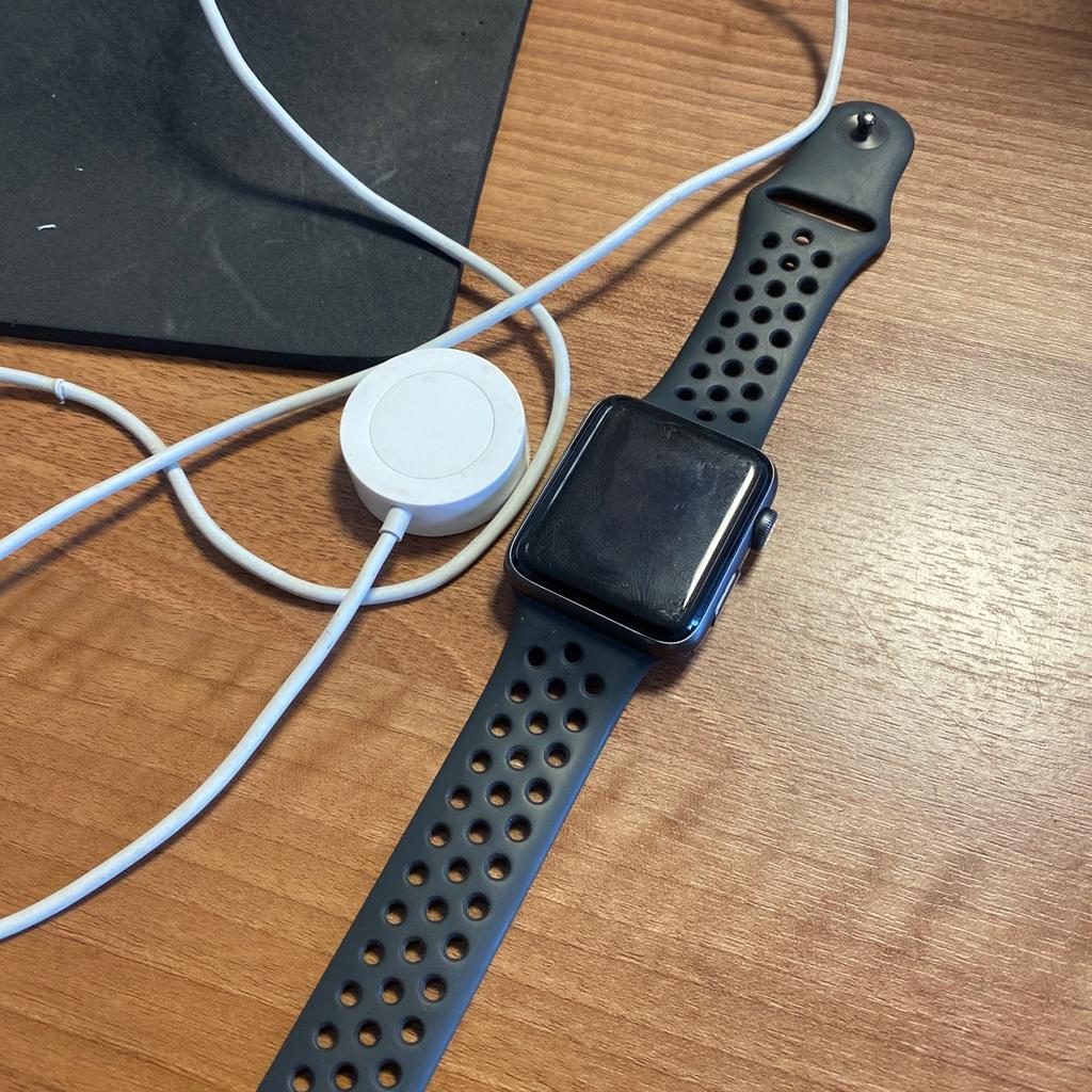 Apple Watch Serie 3 con caricabatterie incluso, ottimo stato