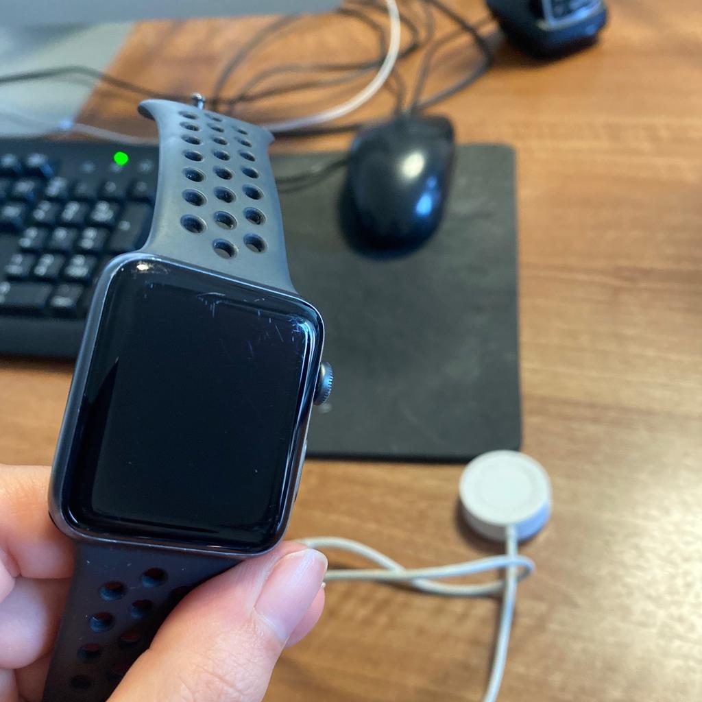 Apple Watch Serie 3 con caricabatterie incluso, ottimo stato