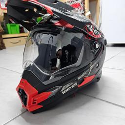 Verkaufe neuwertigen motocross / Enduro Helm mit eingebautem sonnen Visier 
