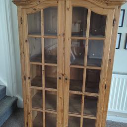 Oak Wood Display Cabinet fully functioning and in excellent condition. 
comes with feet and keys