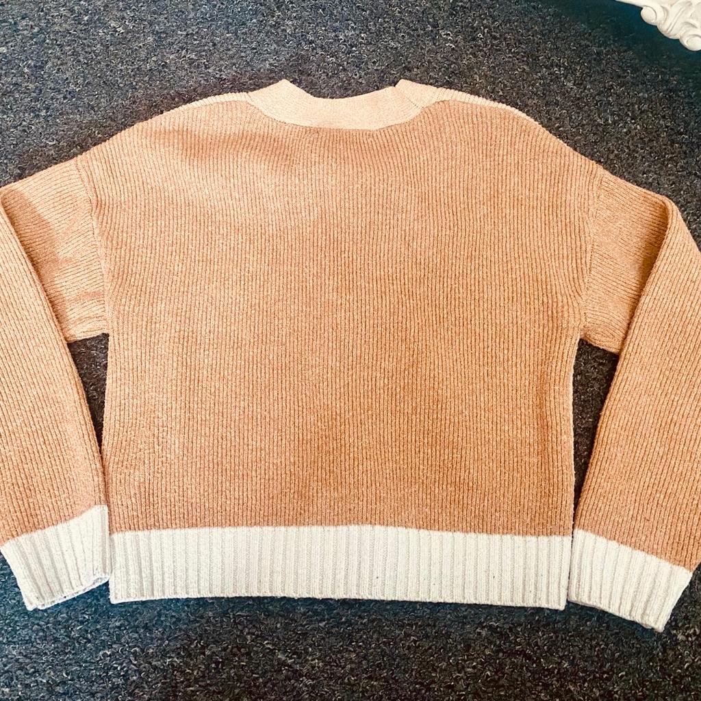 Beige block cardigan
UK 4-6 will fit UK 8-12
Looks lovely on. Buttons really make this cardigan.

COLLECTION SHILDON OR CAN POST FOR £3 BT!